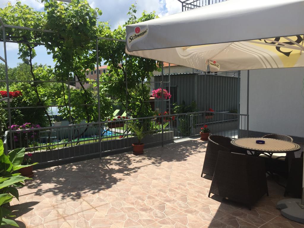 Guesthouse Varnica Kastel Luksic Exterior photo