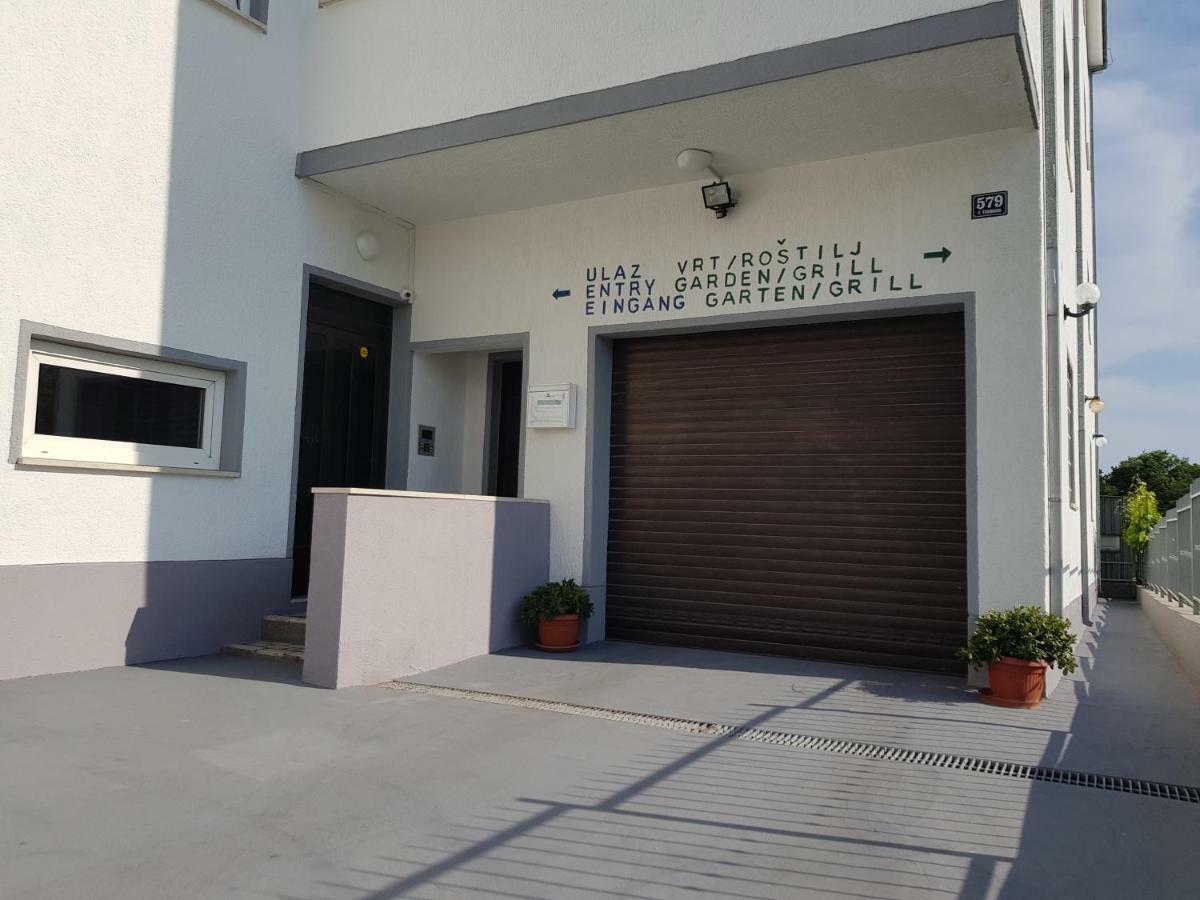 Guesthouse Varnica Kastel Luksic Exterior photo